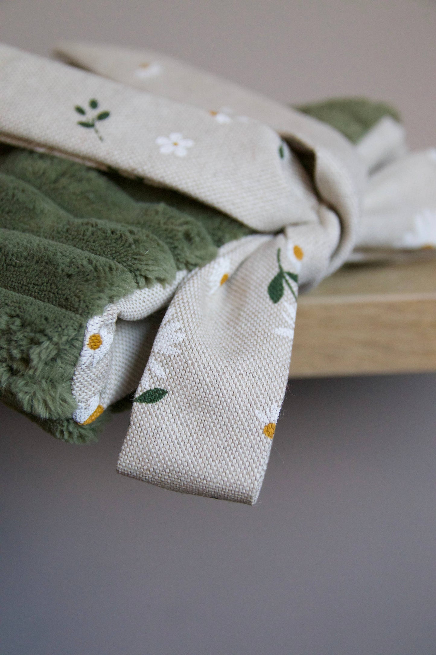 Booksleeve Green & Daisies