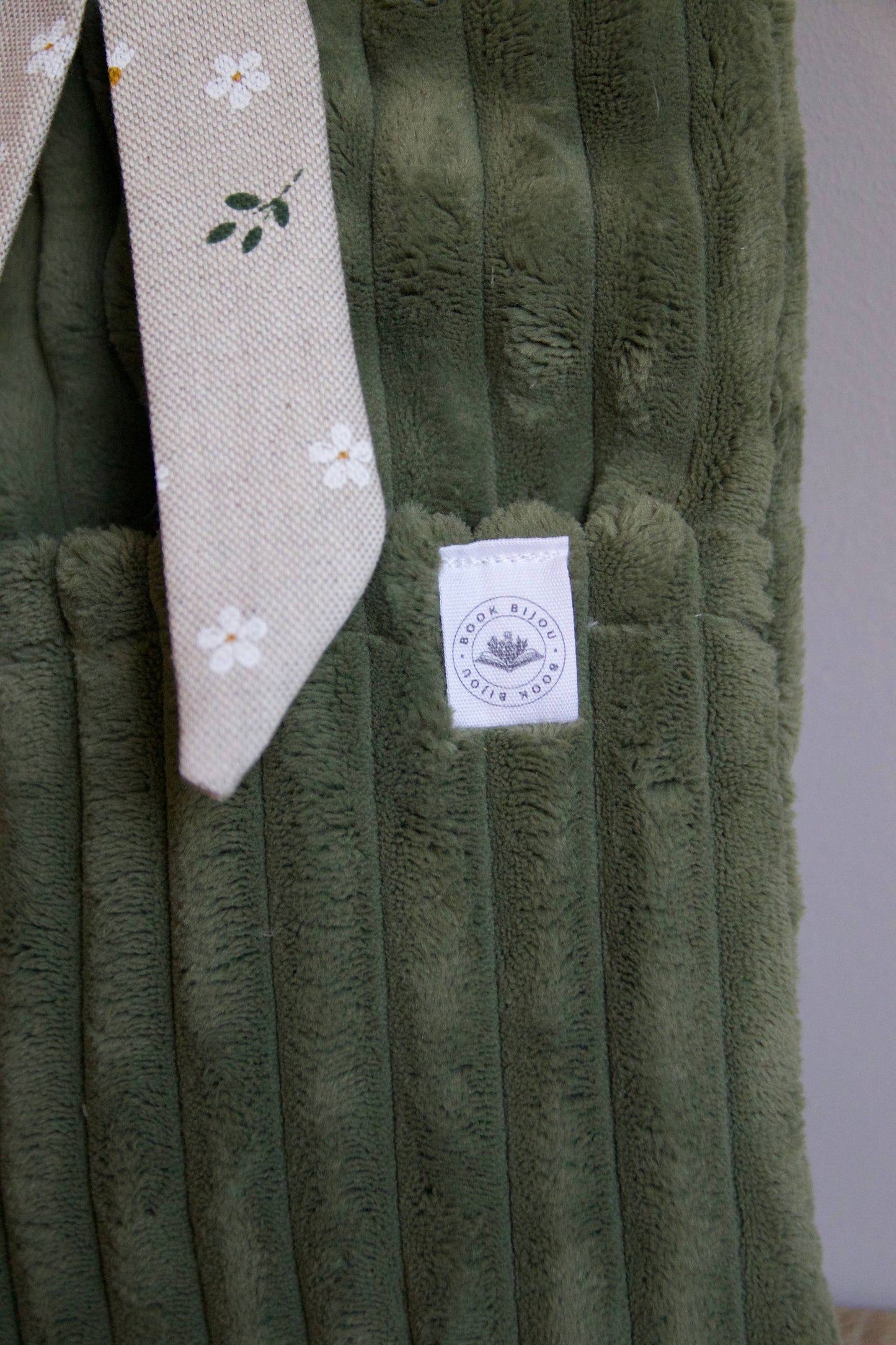 Booksleeve Green & Daisies