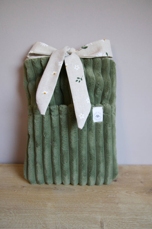 Booksleeve Green & Daisies